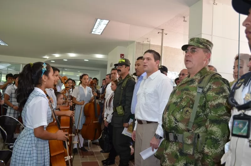 En la biblioteca Virtual de Tame fue recibido por la Orquesta Sinfónica Infantil del municipio.